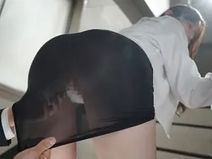 Hai người phụ nữ nhà bên phang với nhau sau bữa tiệc giáng sinh