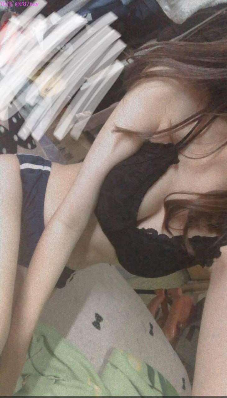 Cô ấy muốn ngồi vào sau tay lái nhưng lại ngồi xuống với miệng trên dương vật